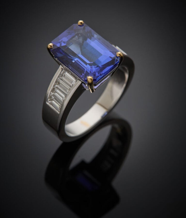 BAGUE en or gris (750‰) serti d'une tanzanite rectangulaire, taillée à degrés p…