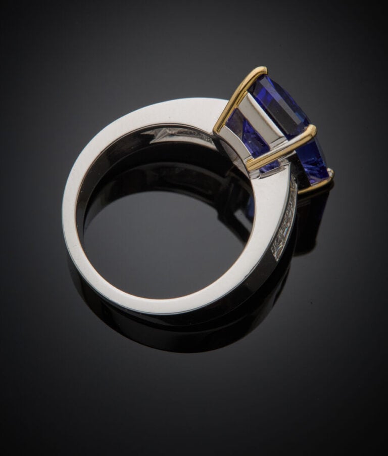 BAGUE en or gris (750‰) serti d'une tanzanite rectangulaire, taillée à degrés p…