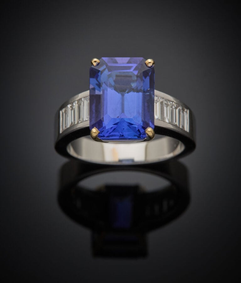 BAGUE en or gris (750‰) serti d'une tanzanite rectangulaire, taillée à degrés p…