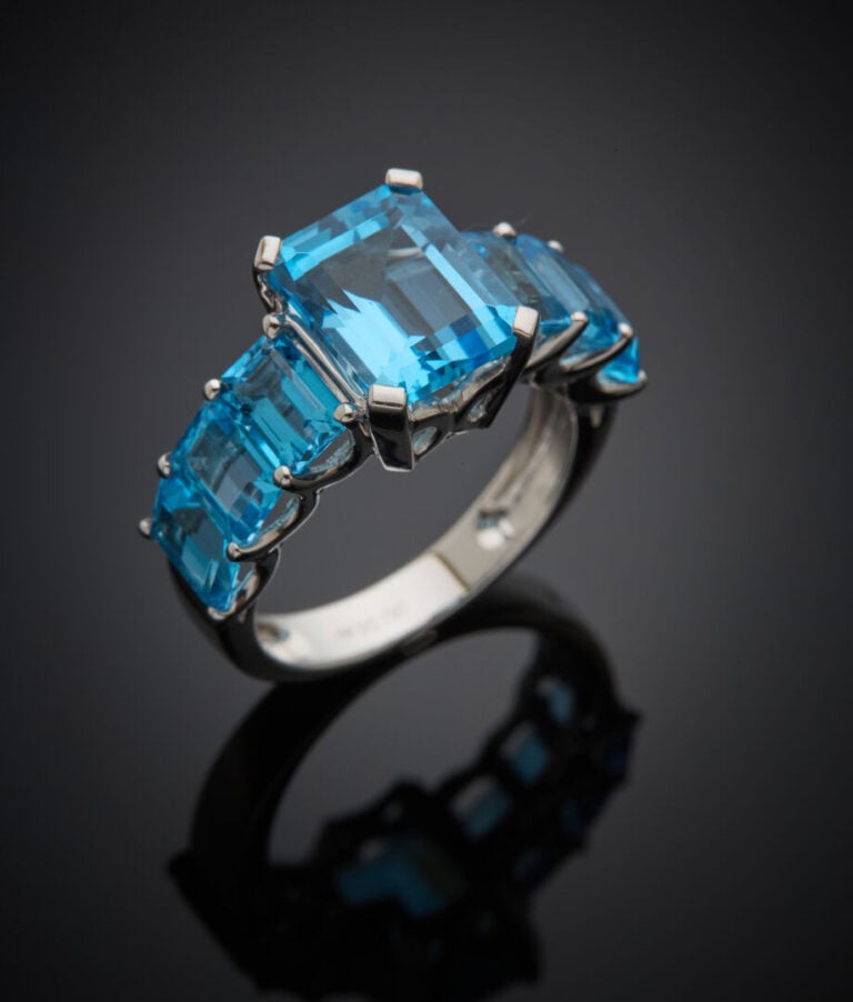 BAGUE en or gris (750‰) serti de sept topazes bleues taillées à degrés, dont un…