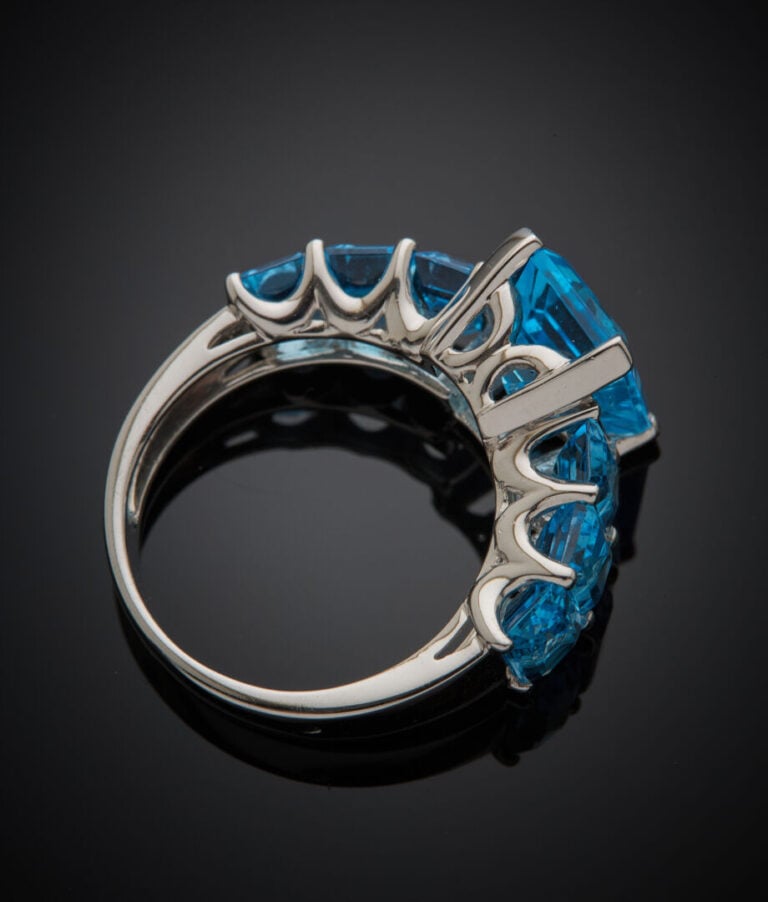 BAGUE en or gris (750‰) serti de sept topazes bleues taillées à degrés, dont un…