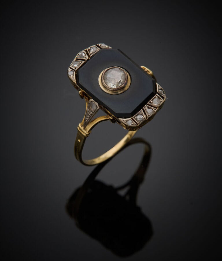BAGUE en or jaune (750‰) ajouré surmontée d'une plaque en onyx flanquée de diam…