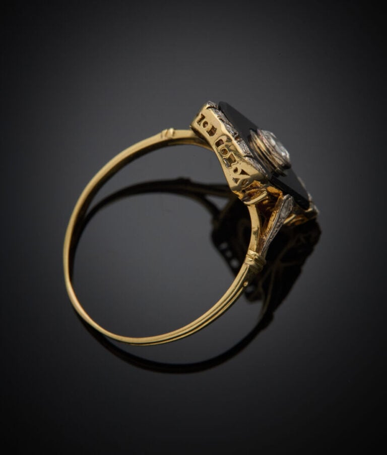 BAGUE en or jaune (750‰) ajouré surmontée d'une plaque en onyx flanquée de diam…