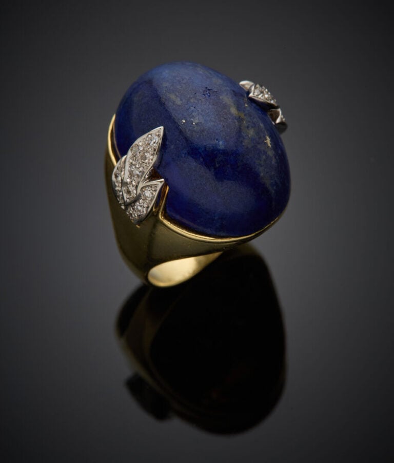 BAGUE en or jaune (750‰) orné d'un cabochon de lapis lazuli de forme ovale, épa…
