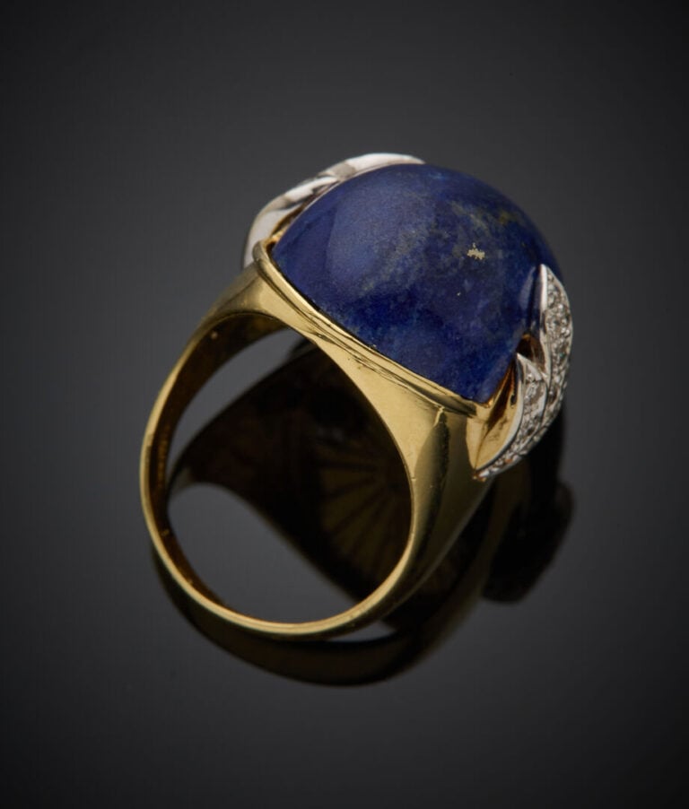 BAGUE en or jaune (750‰) orné d'un cabochon de lapis lazuli de forme ovale, épa…
