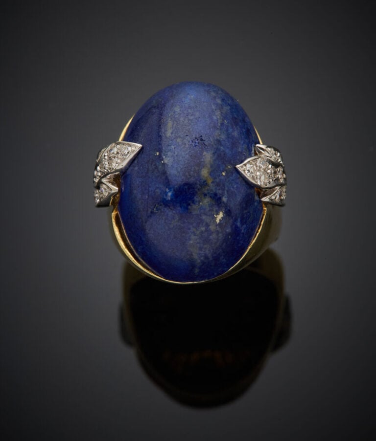 BAGUE en or jaune (750‰) orné d'un cabochon de lapis lazuli de forme ovale, épa…