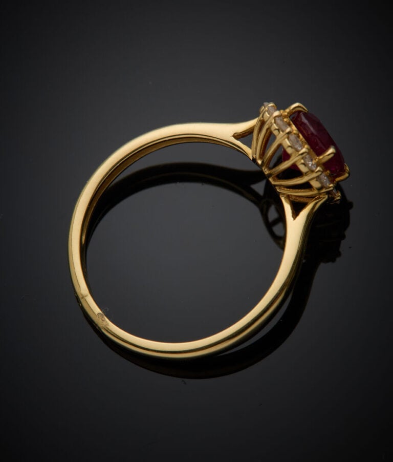 BAGUE en or jaune (750‰) serti d'un rubis ovale, entouré de diamants taille bri…