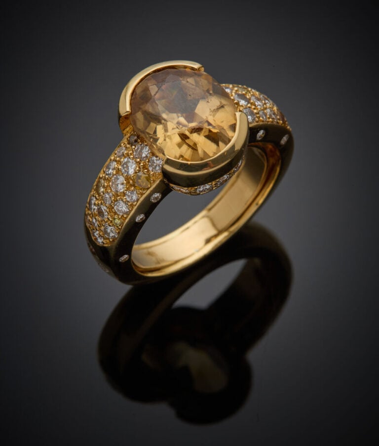 BAGUE en or jaune (750‰) serti d'un zircon légèrement brun-doré de forme ovale…