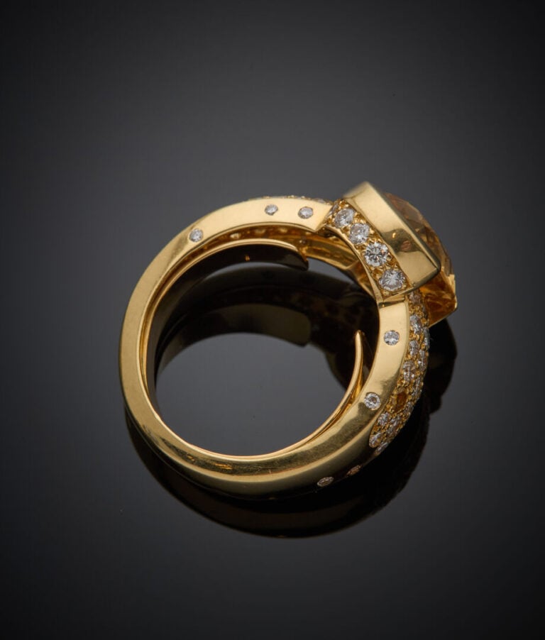 BAGUE en or jaune (750‰) serti d'un zircon légèrement brun-doré de forme ovale…