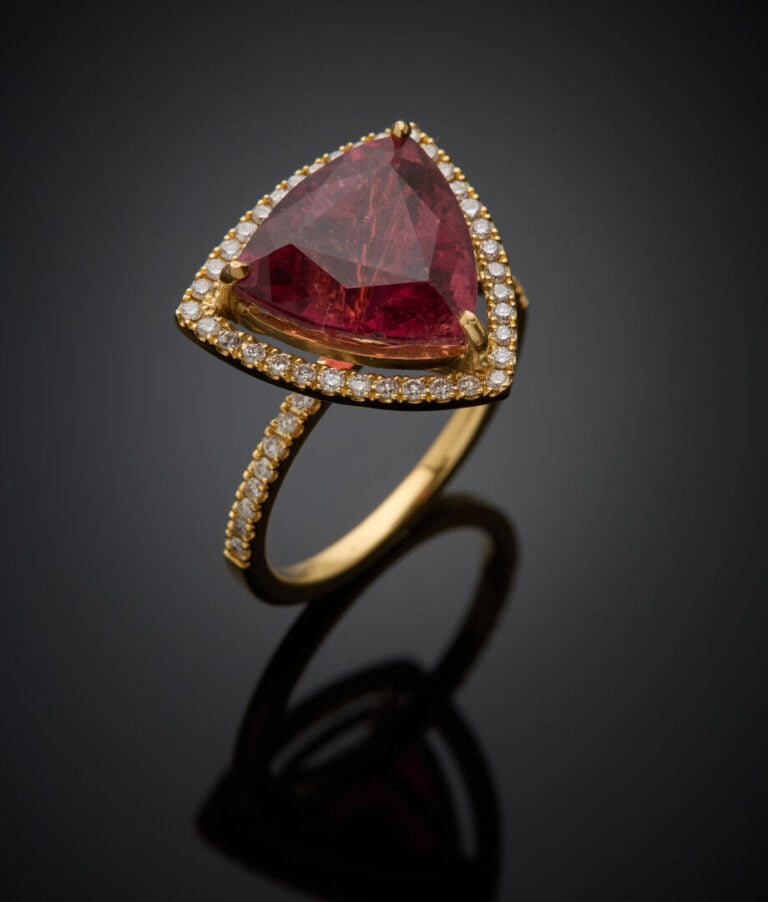 BAGUE en or jaune (750‰) serti d'une rubellite (tourmaline rose) de taille troï…