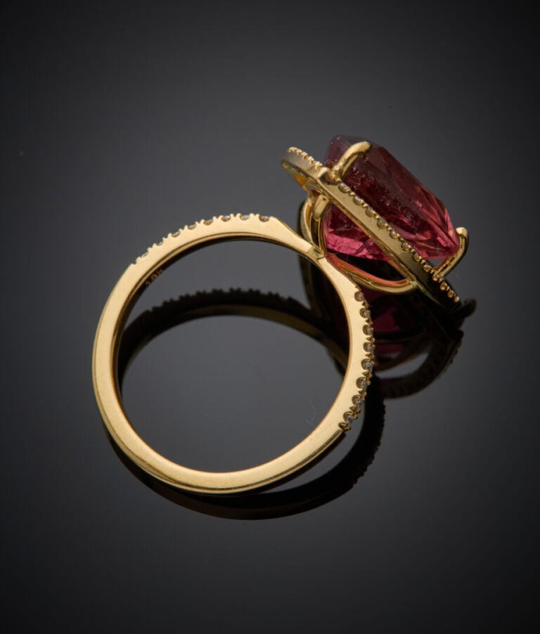 BAGUE en or jaune (750‰) serti d'une rubellite (tourmaline rose) de taille troï…
