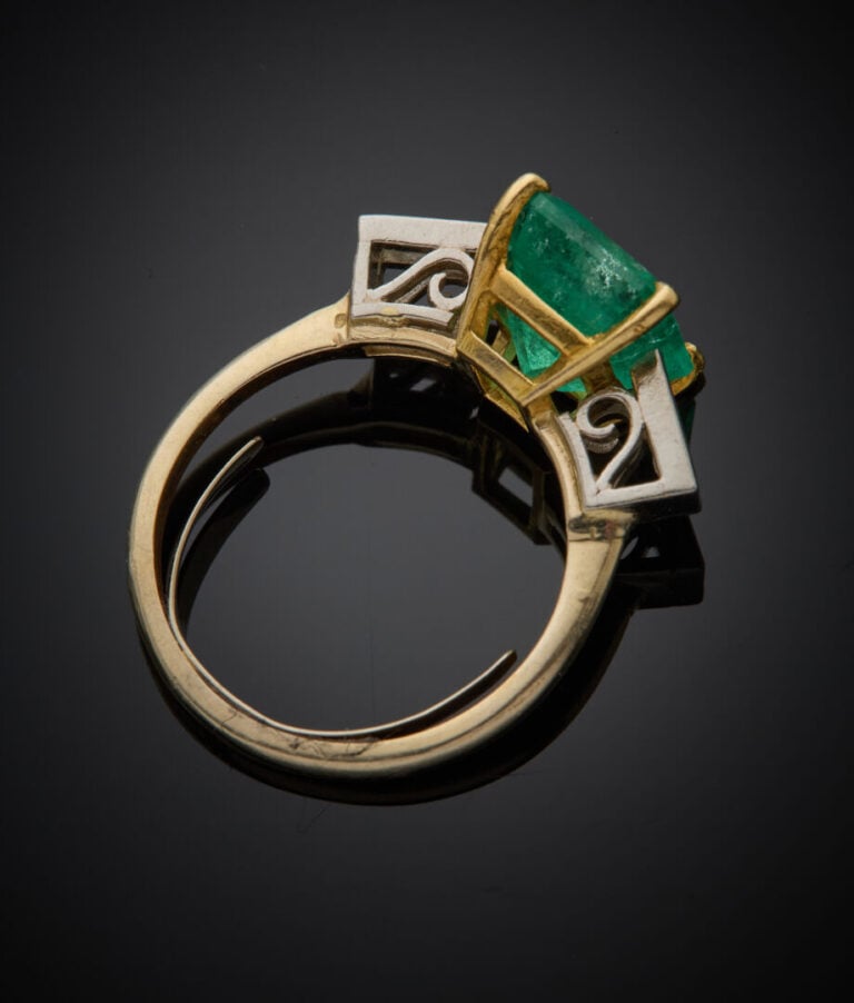 BAGUE en or jaune et or gris (750‰) serti d'une émeraude rectangulaire taillée…