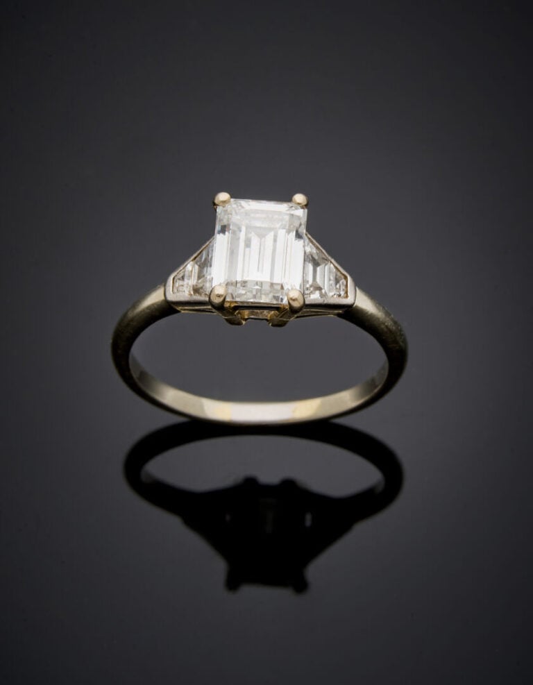 BAGUE en platine (950‰) et or gris (750‰) serti d'un diamant taille émeraude pe…