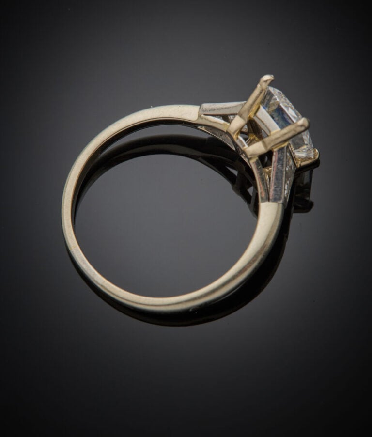 BAGUE en platine (950‰) et or gris (750‰) serti d'un diamant taille émeraude pe…