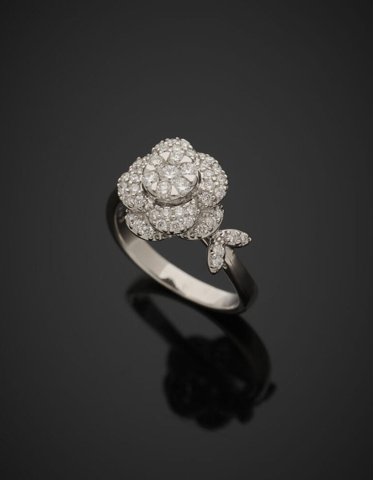 BAGUE "fleur" en or gris (750‰) pavé de diamants taille brillant. - Doigt : 52.…