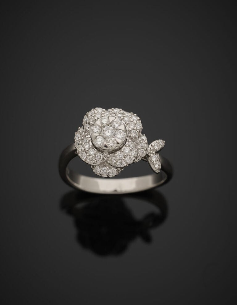 BAGUE "fleur" en or gris (750‰) pavé de diamants taille brillant. - Doigt : 52.…