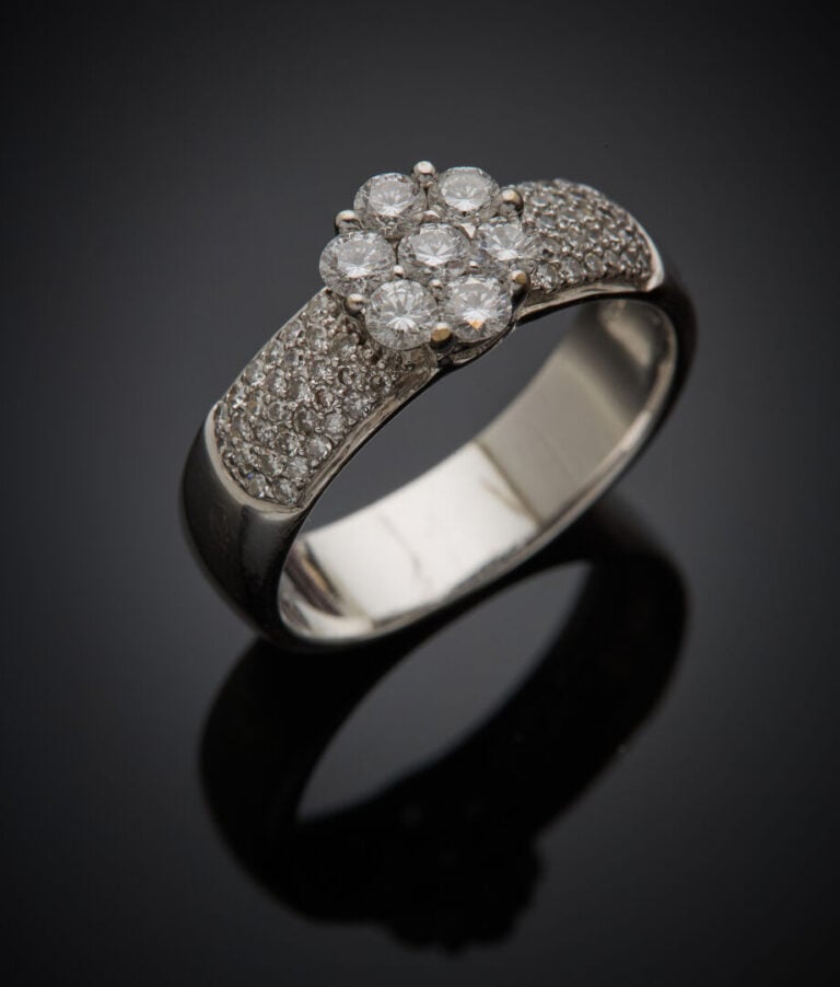 BAGUE "fleurette" en or gris (750‰) serti de diamants taille brillant. - Doigt…