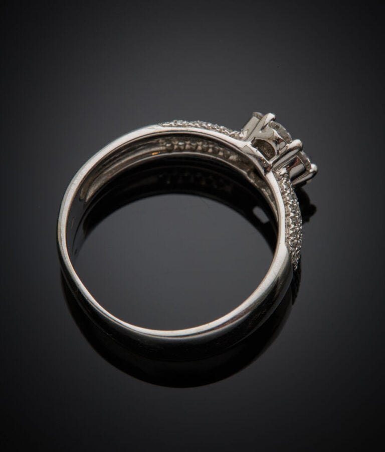 BAGUE "fleurette" en or gris (750‰) serti de diamants taille brillant. - Doigt…