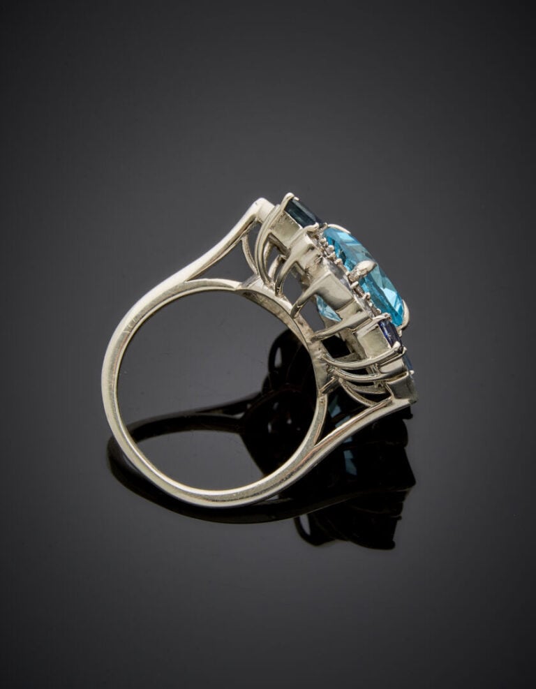 BAGUE "flocon" en argent (925‰) ajouré serti d'une topaze bleue de forme coussi…