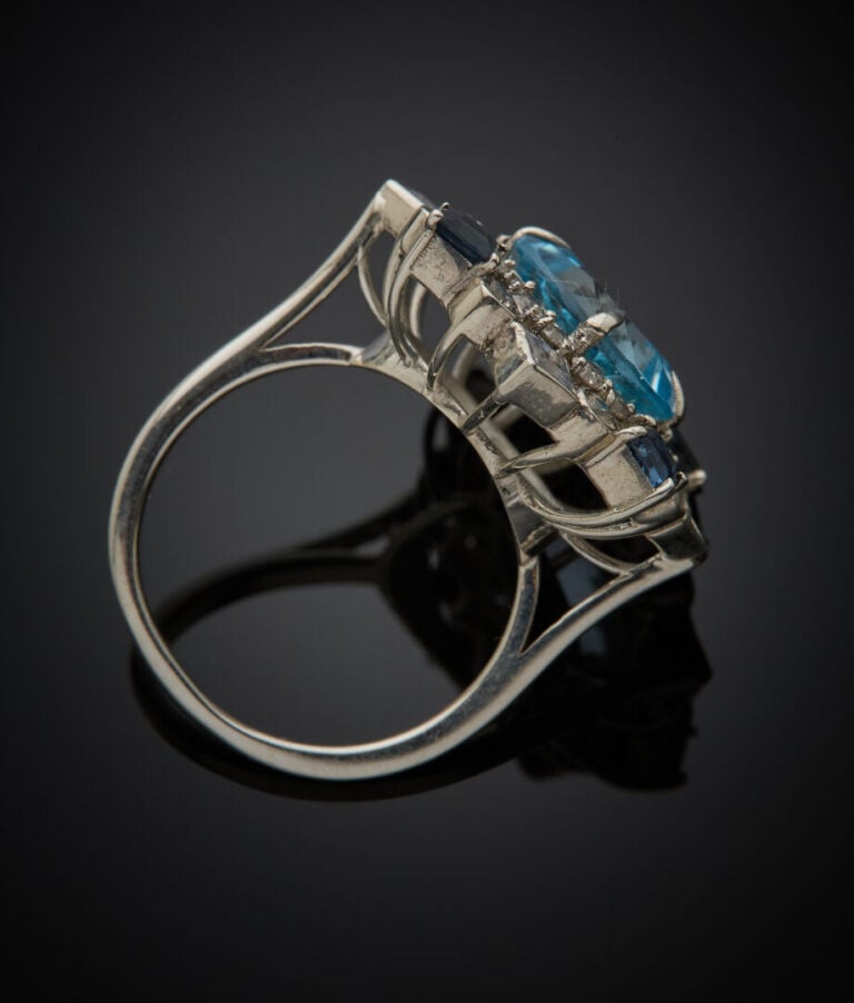 BAGUE "flocon" en argent (925‰) ajouré serti d'une topaze bleue de forme coussi…