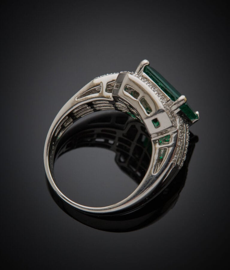 BAGUE géométrique en or gris (750‰) serti d'une émeraude pesant 3,86 carats tai…