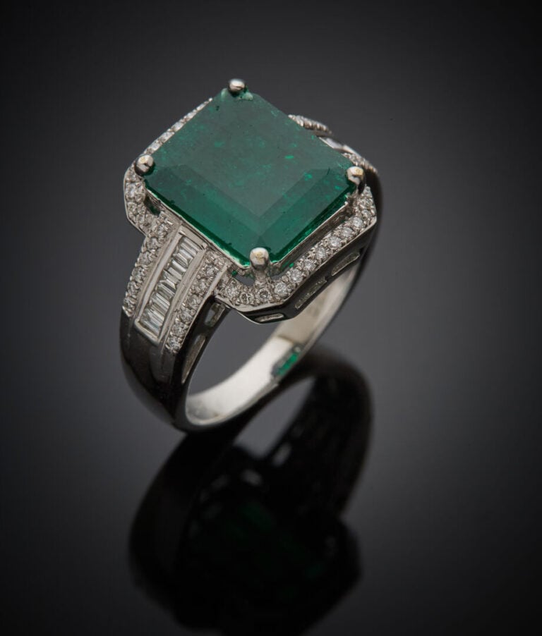 BAGUE géométrique en or gris (750‰) serti d'une émeraude pesant 3,86 carats tai…