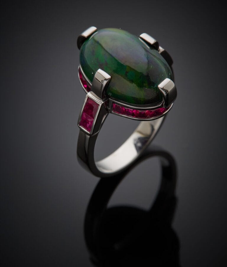 BAGUE géométrique en or gris (750‰) serti d'une opale noire cabochon de forme o…