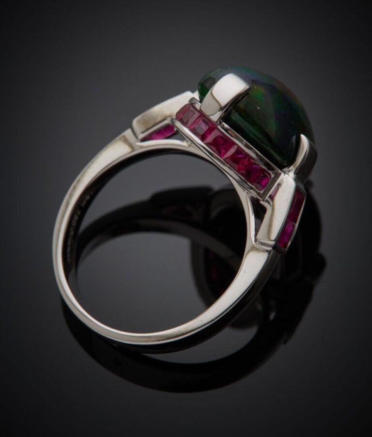 BAGUE géométrique en or gris (750‰) serti d'une opale noire cabochon de forme o…