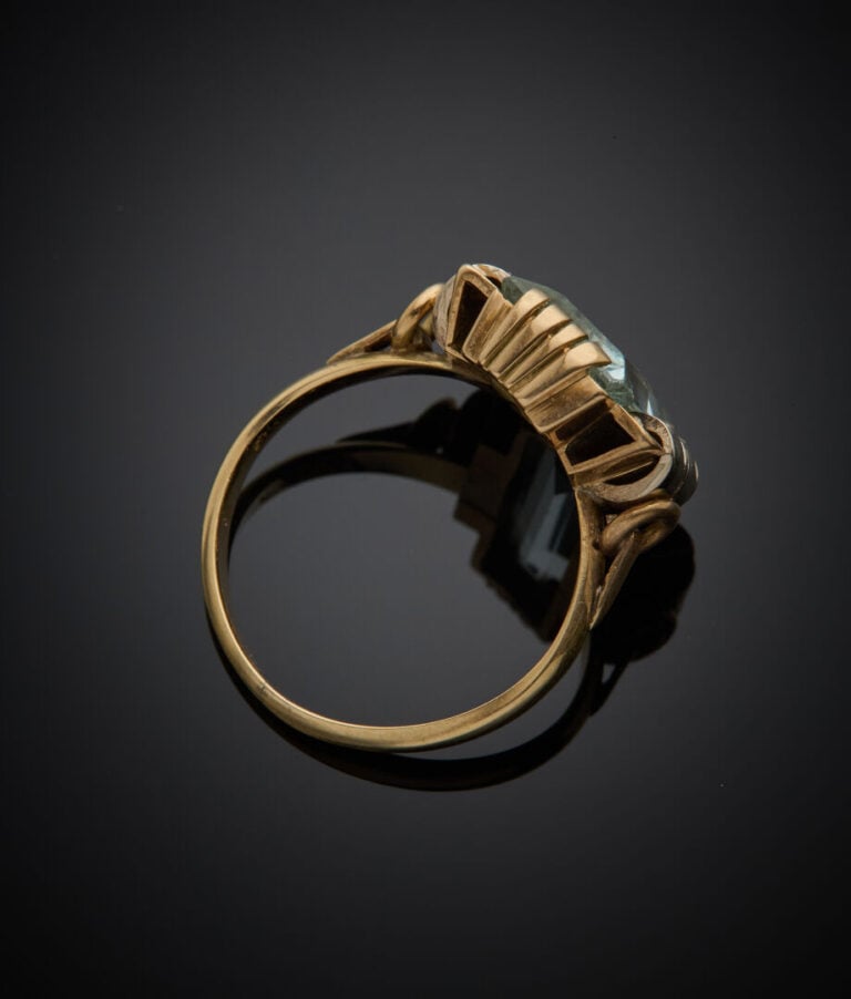 BAGUE géométrique en or jaune et or gris (585‰) 14 carats, serti d'une aigue-ma…