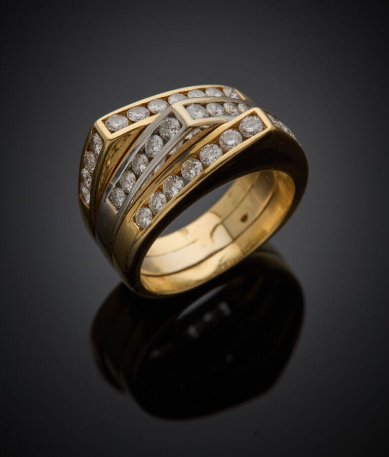 BAGUE géométrique trois ors (750‰) serti de trois alignements asymétriques de d…