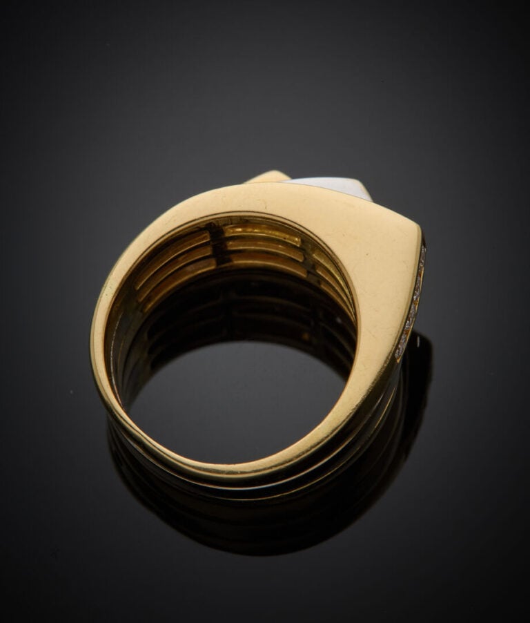 BAGUE géométrique trois ors (750‰) serti de trois alignements asymétriques de d…