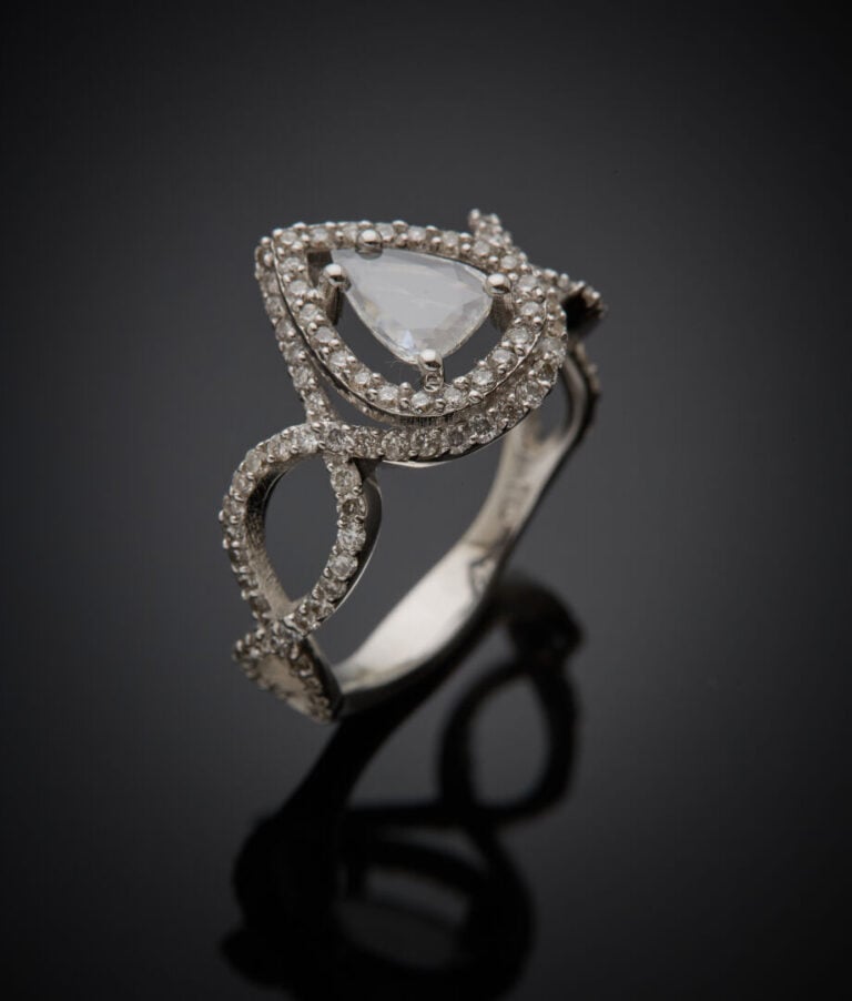 BAGUE "goutte" en or gris (750‰) ajouré serti d'un diamant taillé en rose de fo…