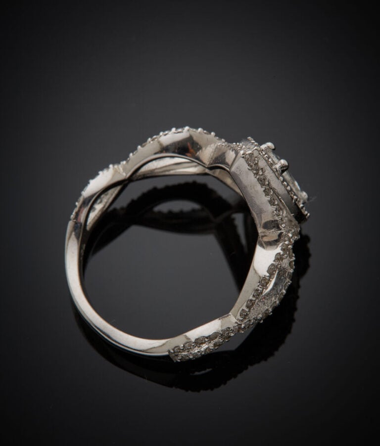 BAGUE "goutte" en or gris (750‰) ajouré serti d'un diamant taillé en rose de fo…