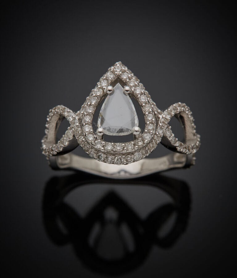 BAGUE "goutte" en or gris (750‰) ajouré serti d'un diamant taillé en rose de fo…