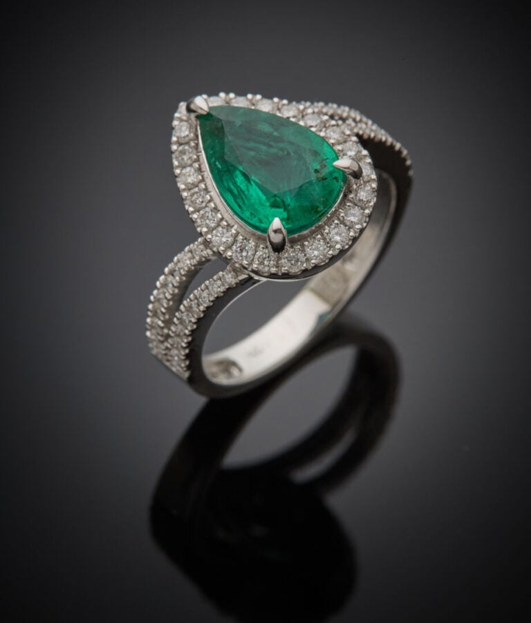 BAGUE "goutte" en or gris (750‰) ajouré serti d'une émeraude taillée en poire,…