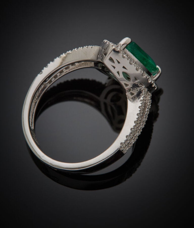 BAGUE "goutte" en or gris (750‰) ajouré serti d'une émeraude taillée en poire,…