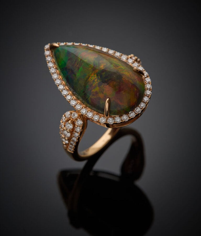BAGUE "goutte" en or rose (750‰) ajouré, orné d'une opale noire cabochon pirifo…