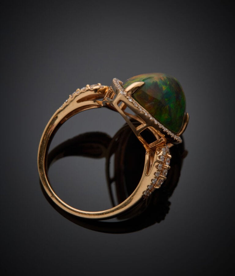 BAGUE "goutte" en or rose (750‰) ajouré, orné d'une opale noire cabochon pirifo…