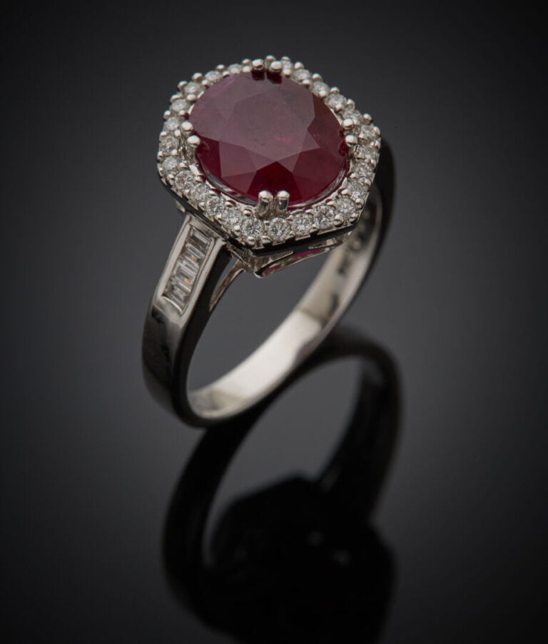 BAGUE hexagonale en or gris (750‰) serti d'un rubis ovale, entouré de diamants…