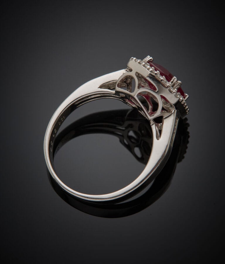 BAGUE hexagonale en or gris (750‰) serti d'un rubis ovale, entouré de diamants…