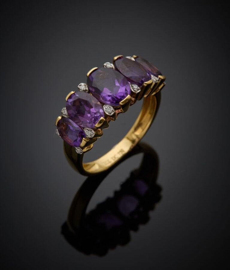 BAGUE "jarretière" en or jaune (750‰) serti de cinq améthystes ovales en chute,…