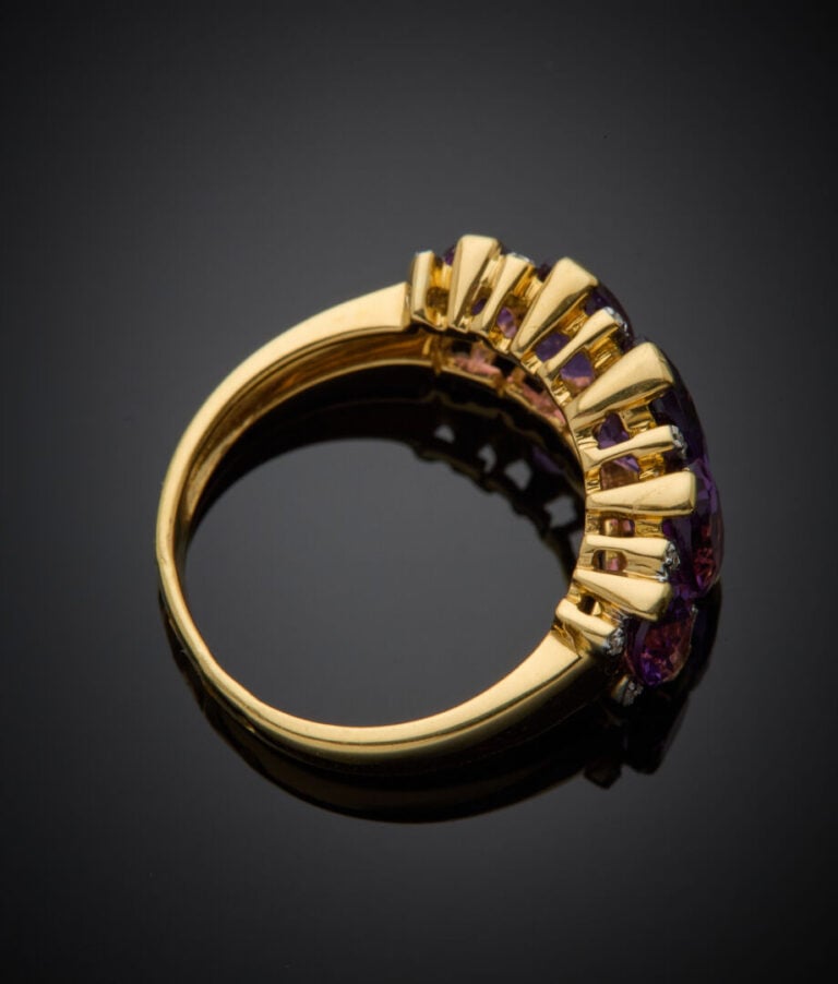 BAGUE "jarretière" en or jaune (750‰) serti de cinq améthystes ovales en chute,…