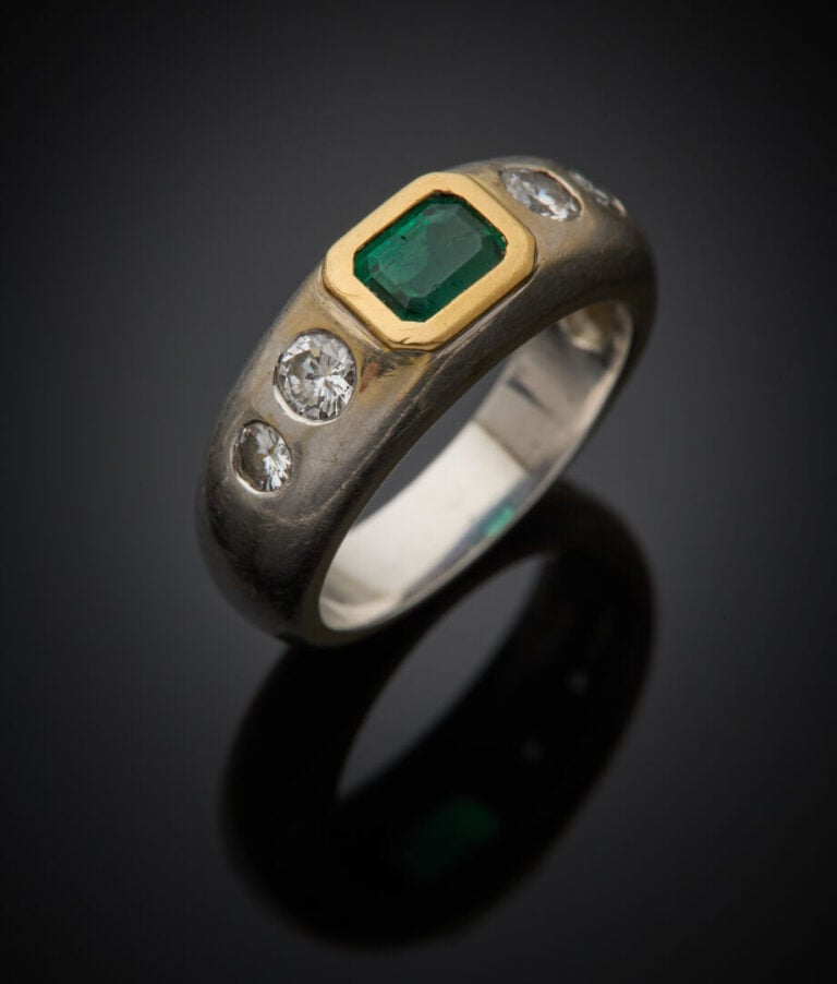 BAGUE jonc en or jaune et or gris (750‰) serti d'une émeraude rectangulaire tai…