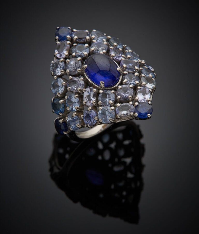 BAGUE losangique en or gris (375‰) 9 carats, serti de saphirs ronds clairs et p…