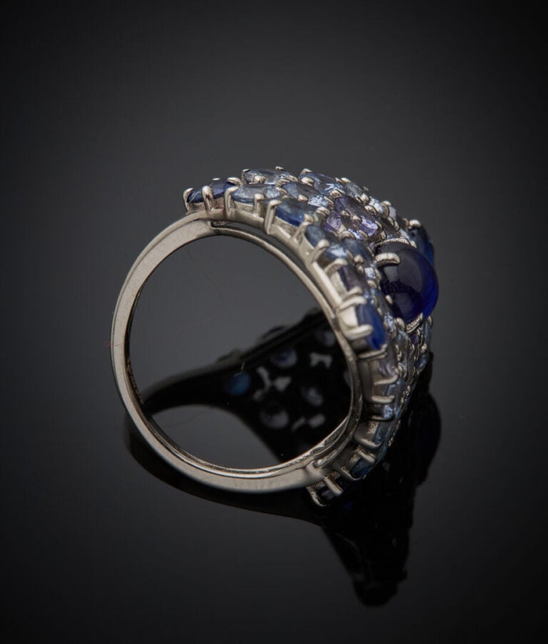 BAGUE losangique en or gris (375‰) 9 carats, serti de saphirs ronds clairs et p…