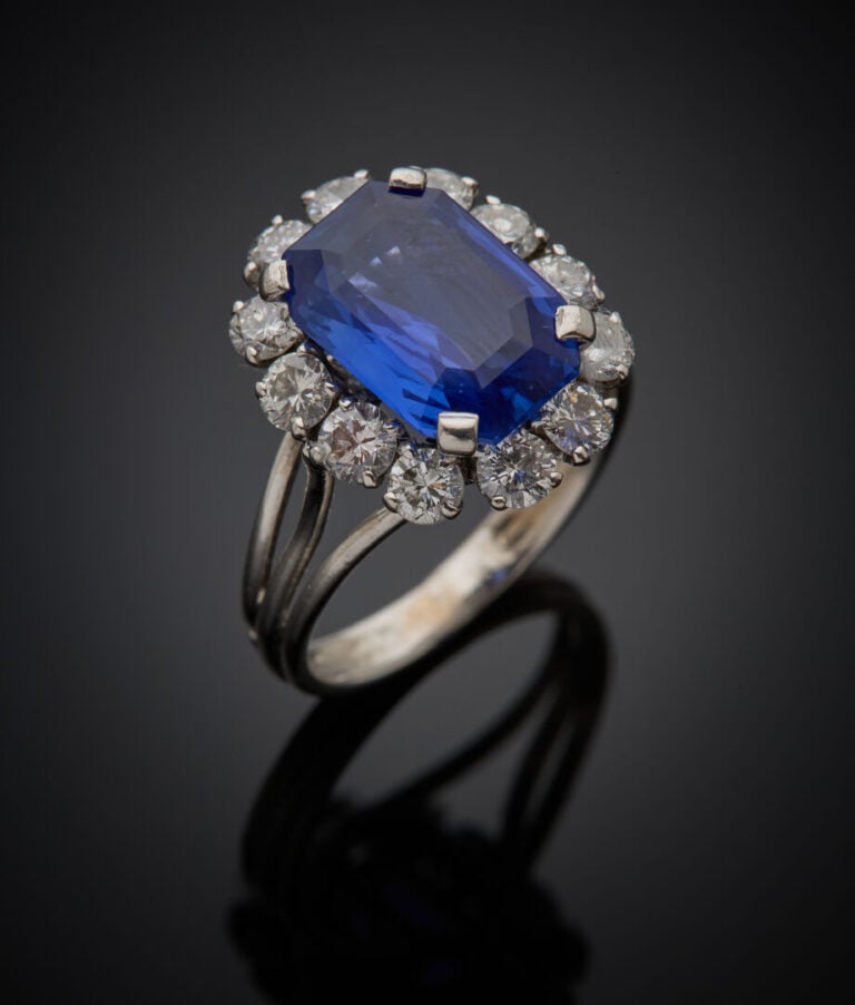 BAGUE "marguerite" en fils de platine (950‰) serti d'un saphir octogonal taillé…