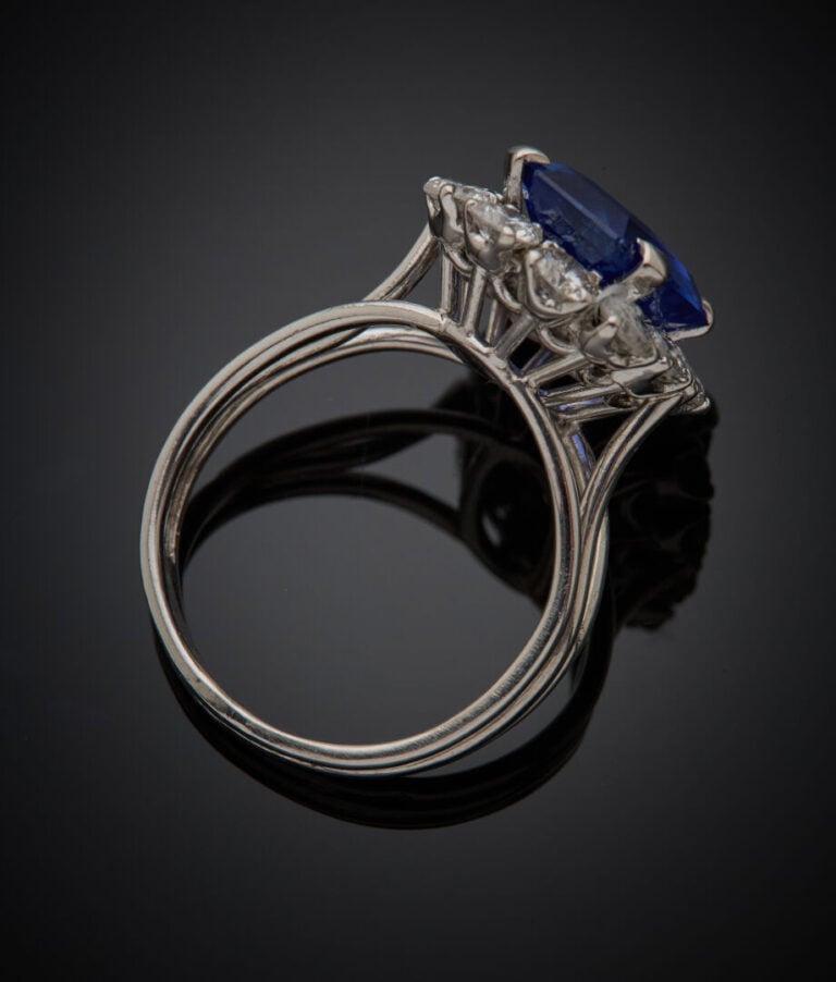 BAGUE "marguerite" en fils de platine (950‰) serti d'un saphir octogonal taillé…