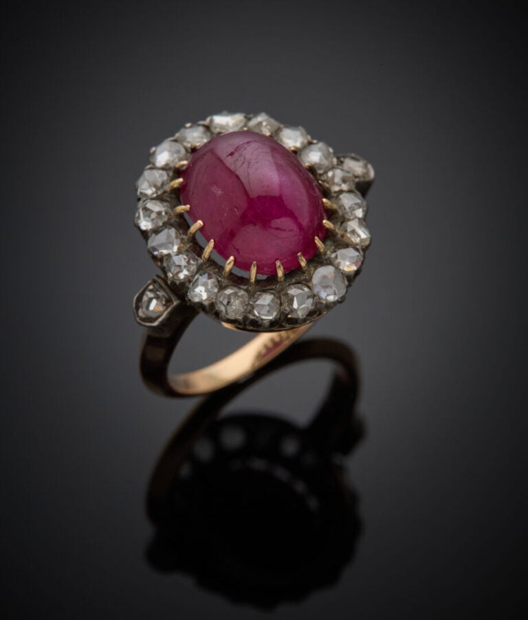 BAGUE "marguerite" en or jaune (750‰) et argent (800‰) serti d'un rubis cabocho…