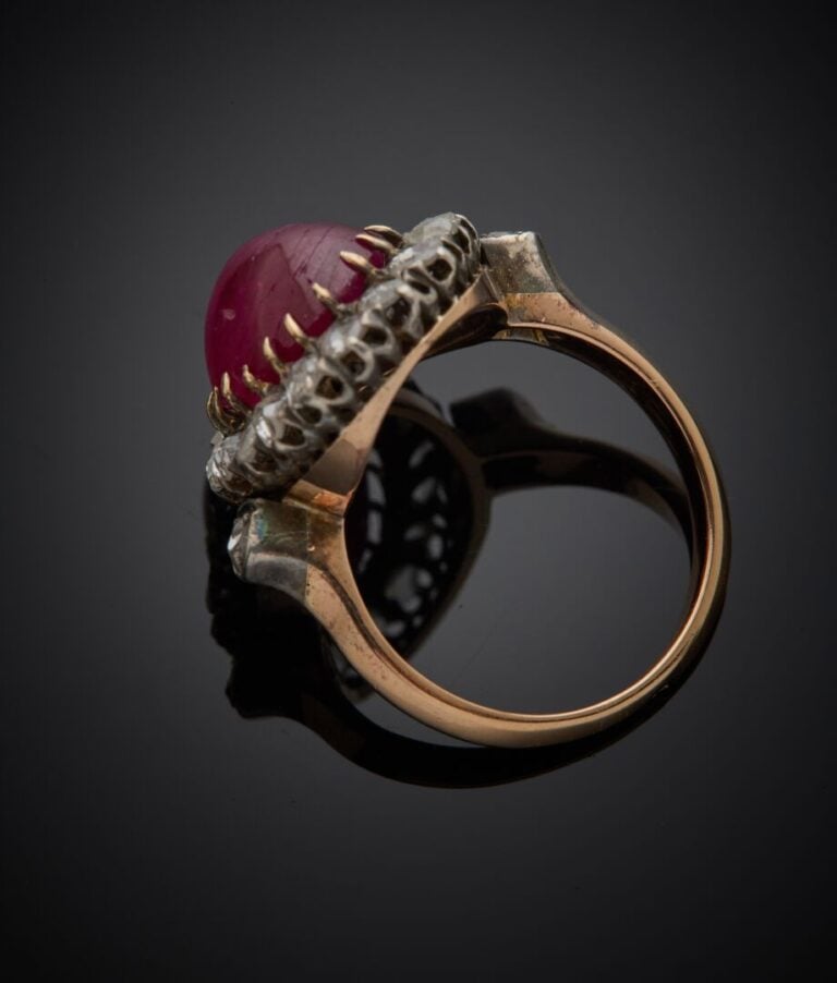 BAGUE "marguerite" en or jaune (750‰) et argent (800‰) serti d'un rubis cabocho…