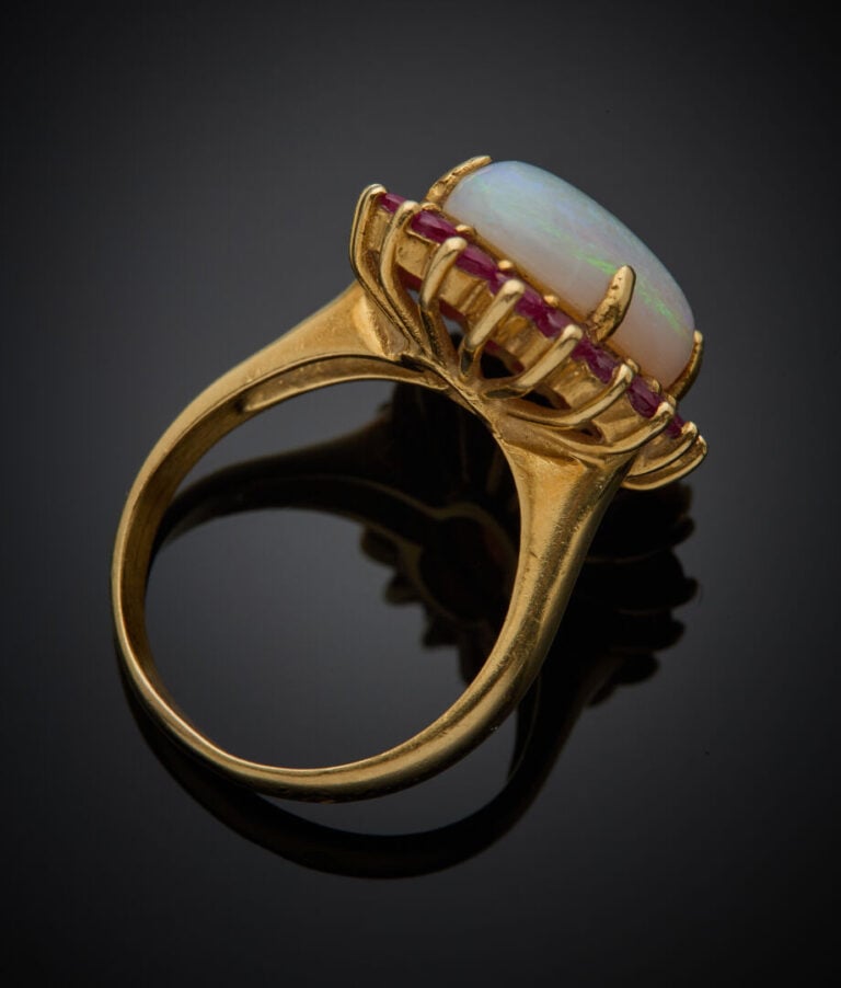 BAGUE "marguerite" en or jaune (750‰) orné d'une opale de forme ovale (fêles),…